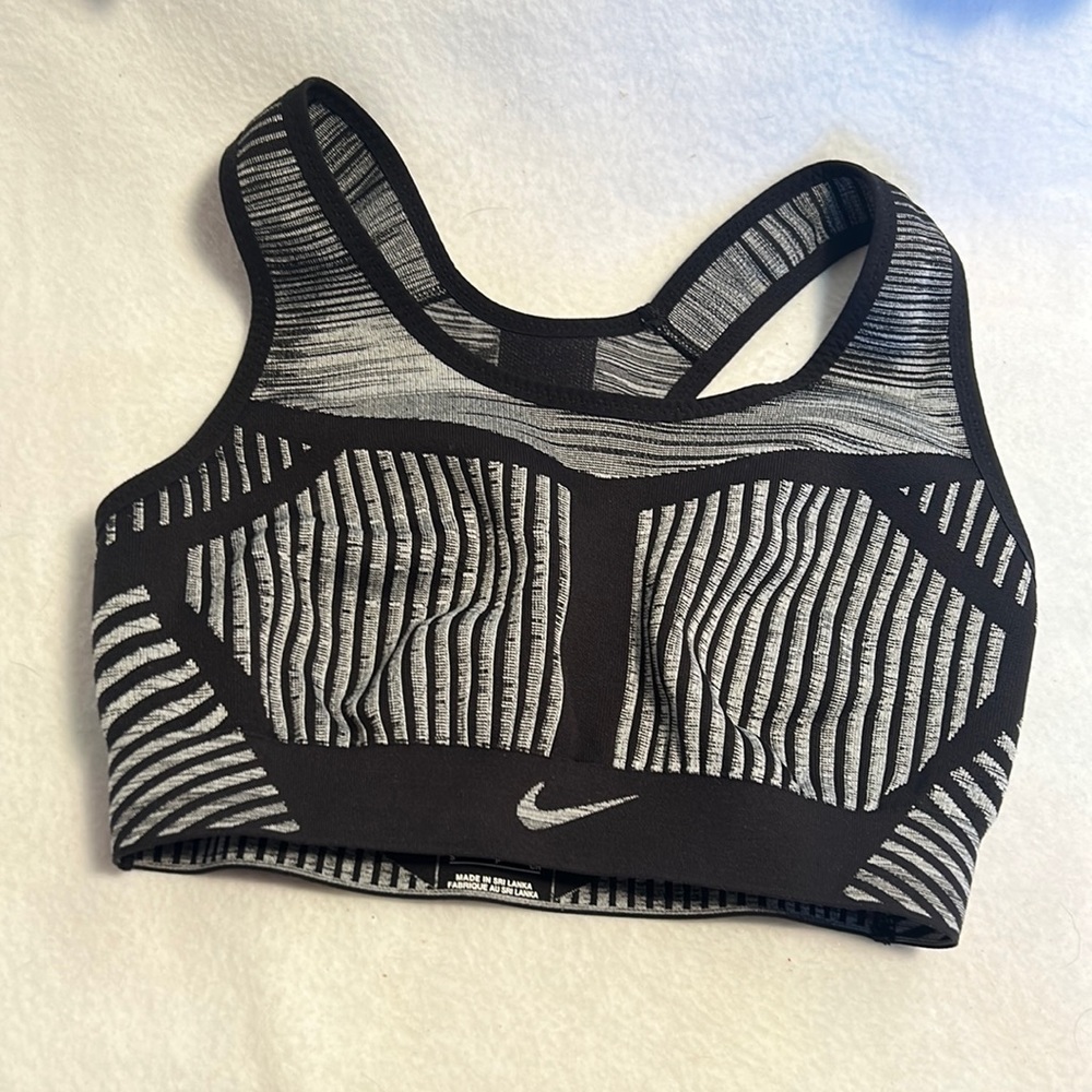 NIKE FE/NOM Flyknit High Support sports bra Small